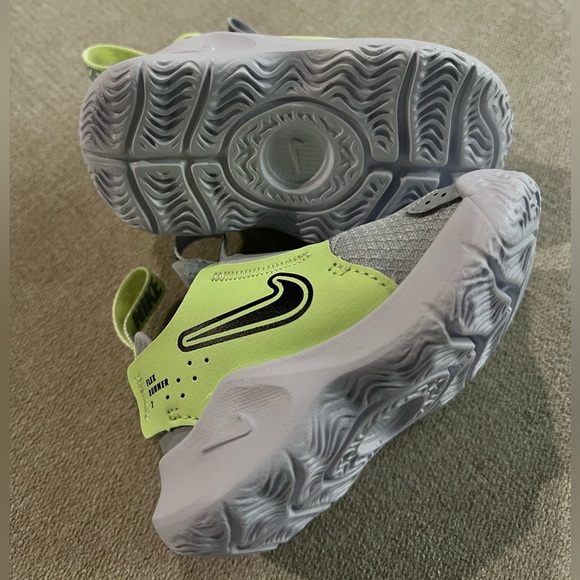 Nike Flex Runner Gray and Green Sneakers with Velcro and Breathable Mesh - Picture 2 of 4